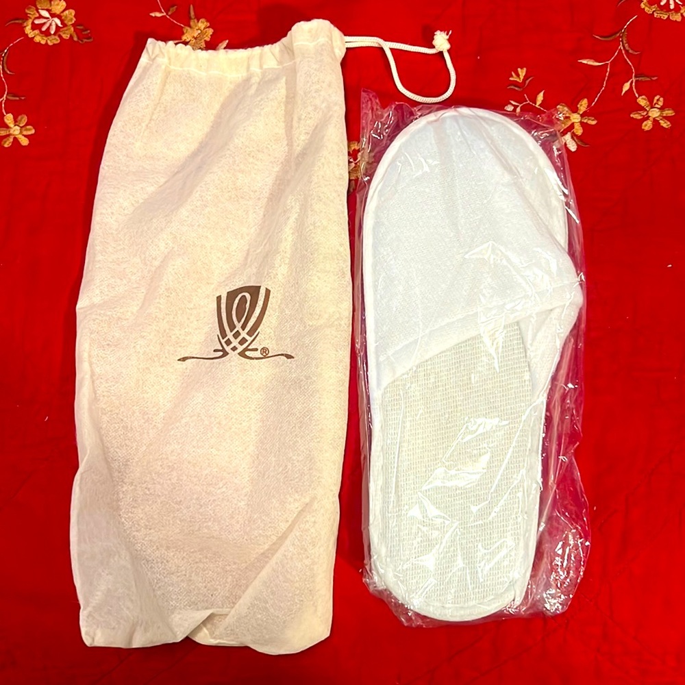🔥WHITE SLIPPERS FROM WYNN HOTEL LAS VEGAS BRAND NEW WITH DUST BAG